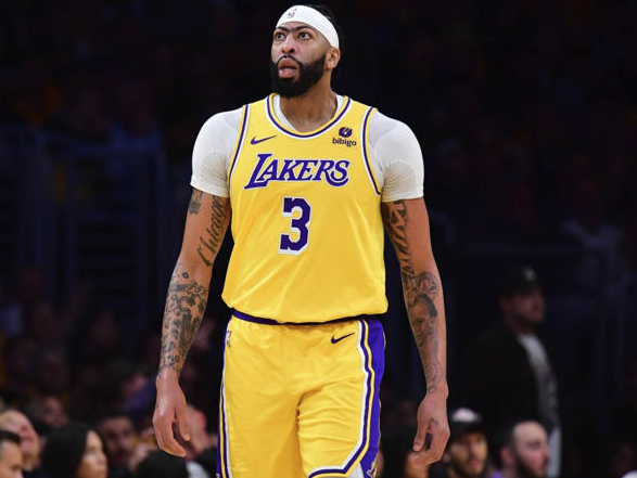 anthony-davis-reitere-sa-demande-de-jouer-au-poste-d-ailier-fort.webp