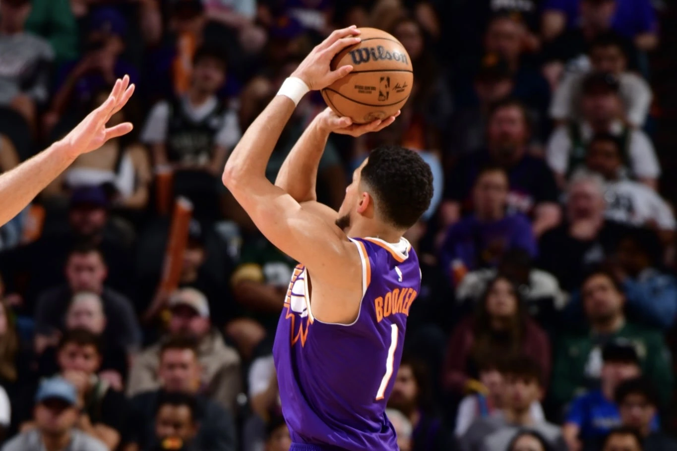 devin-booker-inscrit-un-game-winner-face-aux-bucks-et-offre-une-quatrieme-victoire-de-suite-aux-suns.webp